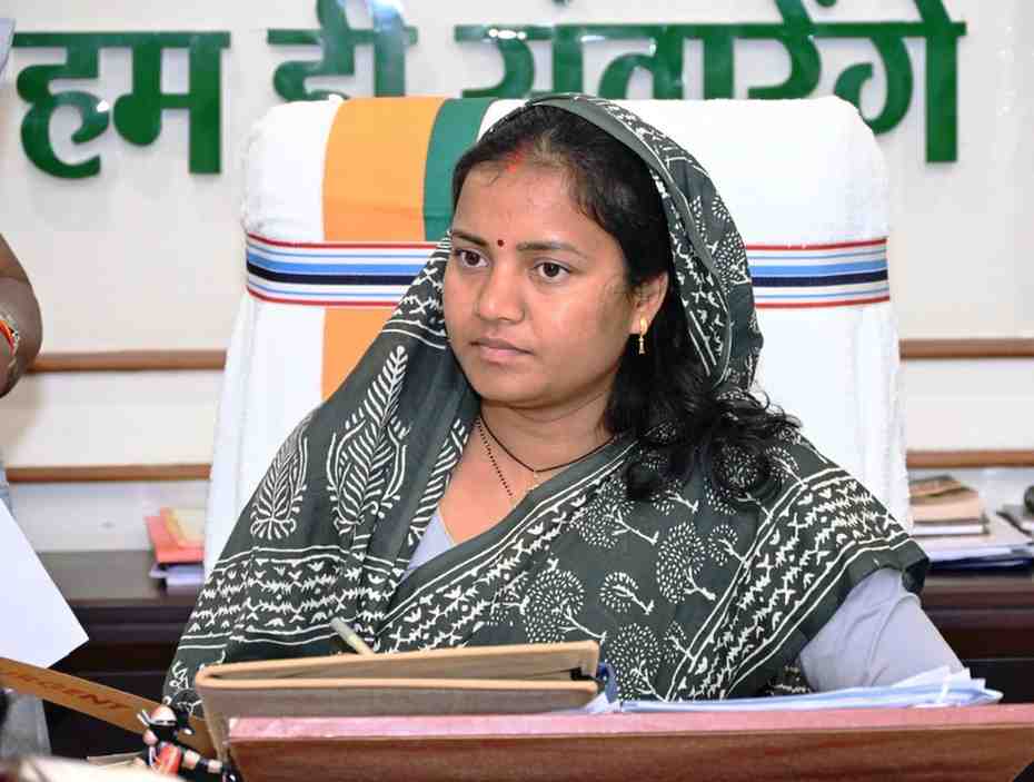 हाथी के हमले में जान गंवाने वाले ग्रामीणों के परिजनों को मिली त्वरित राहत