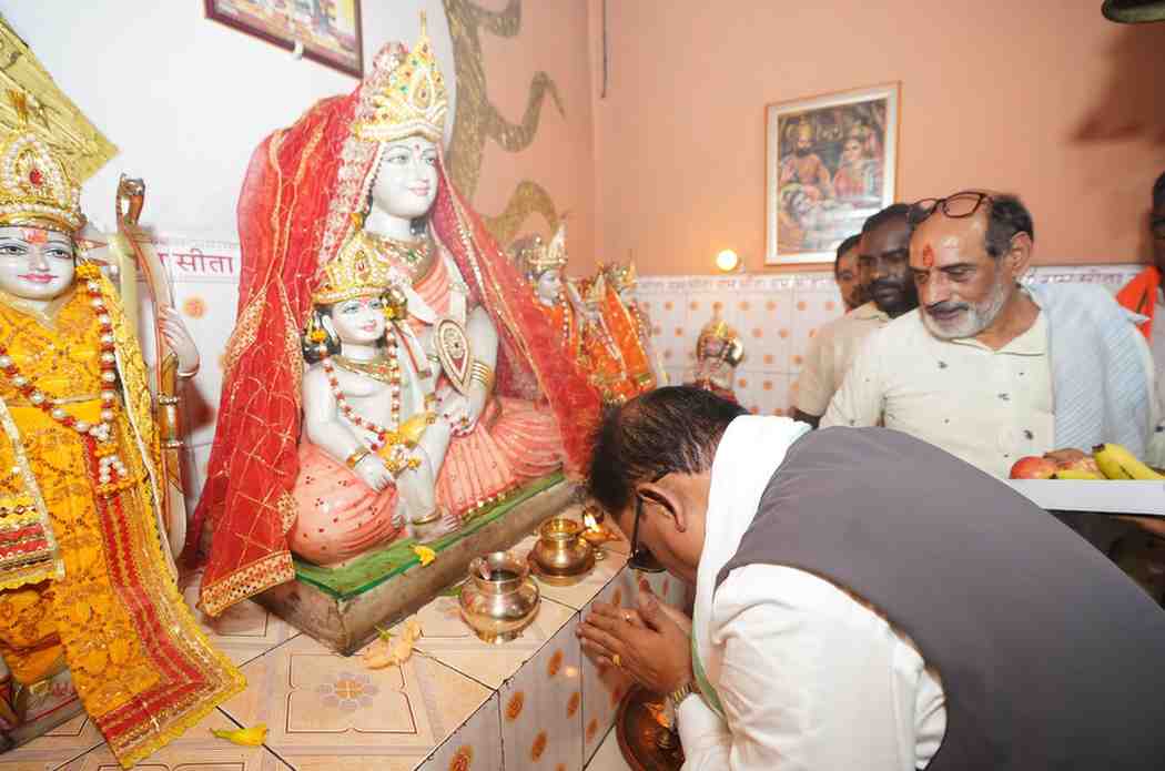सुशासन तिहार के दौरान मुख्यमंत्री विष्णुदेव साय पहुंचे कोसला धाम सुशासन तिहार के दौरान मुख्यमंत्री विष्णुदेव साय पहुंचे कोसला धाम