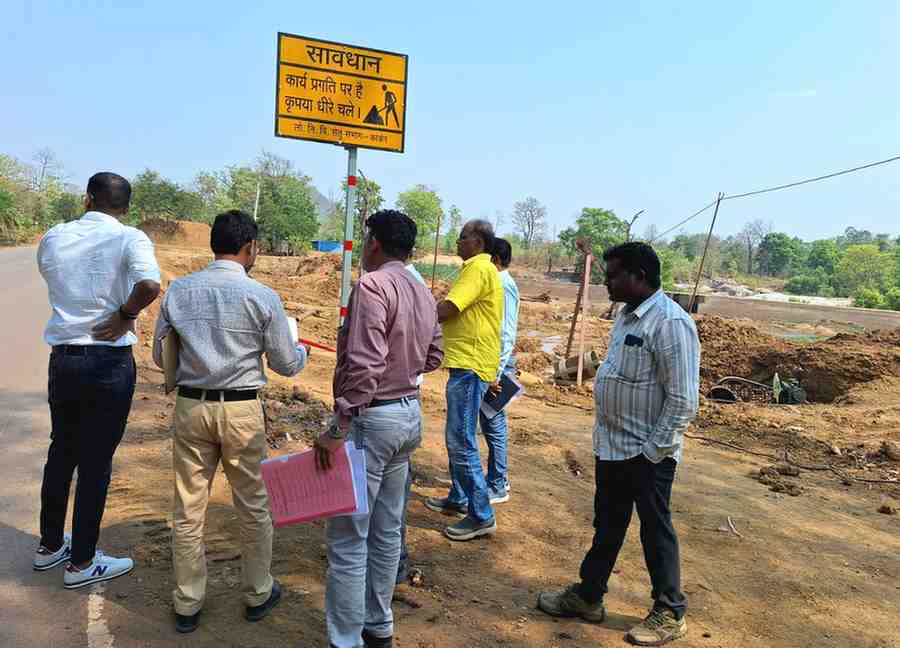 सड़क-पुल निर्माण में लापरवाही बर्दाश्त नहीं, नरहरपुर कॉलेज भवन के ठेकेदार को नोटिस जारी करने के निर्देश