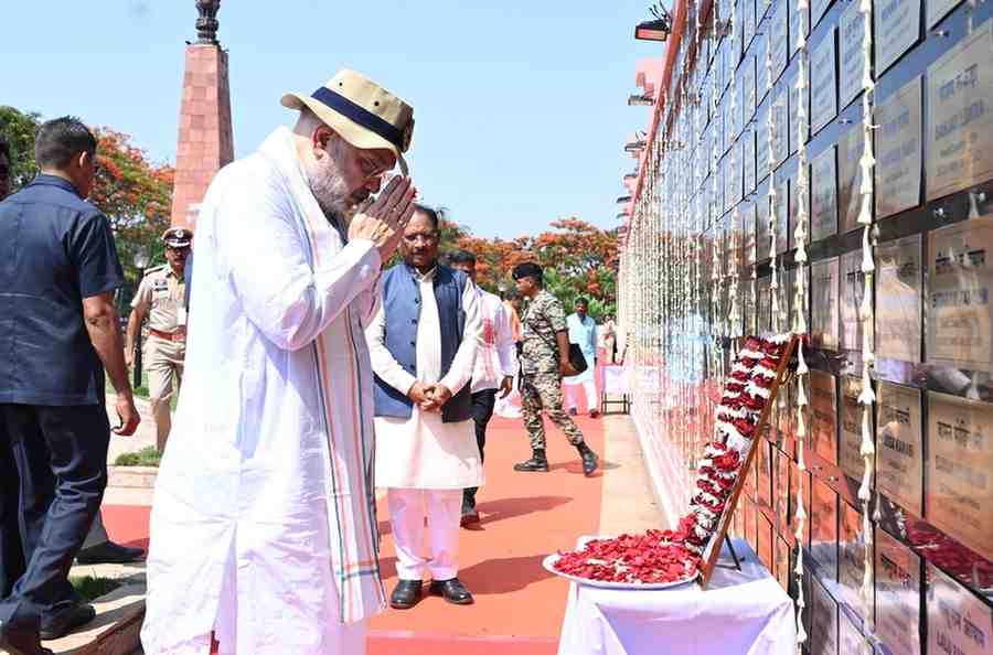 केंद्रीय गृहमंत्री अमित शाह ने अमर वाटिका में शहीदों को दी श्रद्धांजलि, परिजनों से की आत्मीय मुलाकात केंद्रीय गृहमंत्री अमित शाह ने अमर वाटिका में शहीदों को दी श्रद्धांजलि, परिजनों से की आत्मीय मुलाकात
