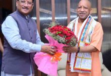 मुख्यमंत्री ने उत्तर प्रदेश के मुख्यमंत्री योगी आदित्यनाथ का किया आत्मीय स्वागत