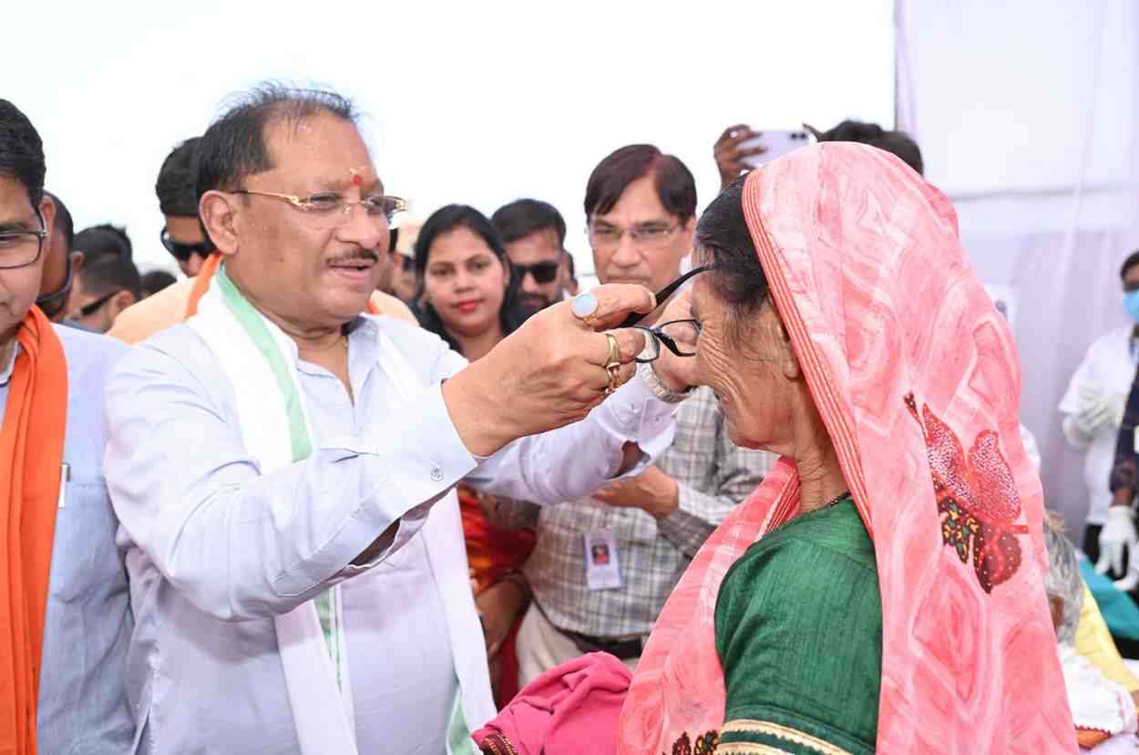 मुख्यमंत्री विष्णु देव साय ने हितग्राहियों को अपने हाथों से पहनाया नजर का चश्मा