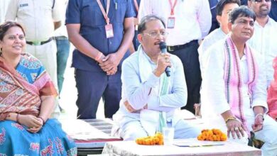 मुख्यमंत्री विष्णु देव साय ने बरगद के पेड़ के नीचे लगाई चौपाल, सुनी ग्रामीणों की समस्याएं