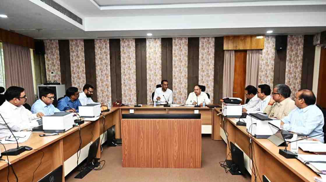 ‘नगरीय निकाय से समन्वय कर शहर के बीच बनने वाली सड़कों में निर्माण के दौरान ही करें नाली, अंडरग्राउंड केबल, पाइपलाइन के लिए प्रावधान’- मुकेश कुमार बंसल 