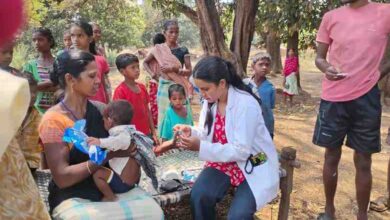 मुख्यमंत्री स्वस्थ बस्तर अभियान,13 किलोमीटर पैदल चलकर स्वास्थ्य टीम पहुंची बड़ेपल्ली, 227 ग्रामीणों की जांच की