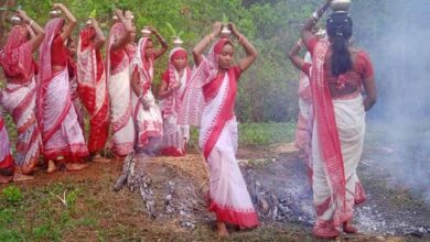 वैशाख संक्रांति पर कुचाई शिव मंदिर में अंगारों पर चले श्रद्धालु, 209 साल पुरानी परंपरा ने खींचा ध्यान
