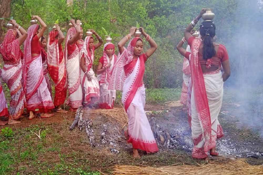 वैशाख संक्रांति पर कुचाई शिव मंदिर में अंगारों पर चले श्रद्धालु, 209 साल पुरानी परंपरा ने खींचा ध्यान वैशाख संक्रांति पर कुचाई शिव मंदिर में अंगारों पर चले श्रद्धालु, 209 साल पुरानी परंपरा ने खींचा ध्यान