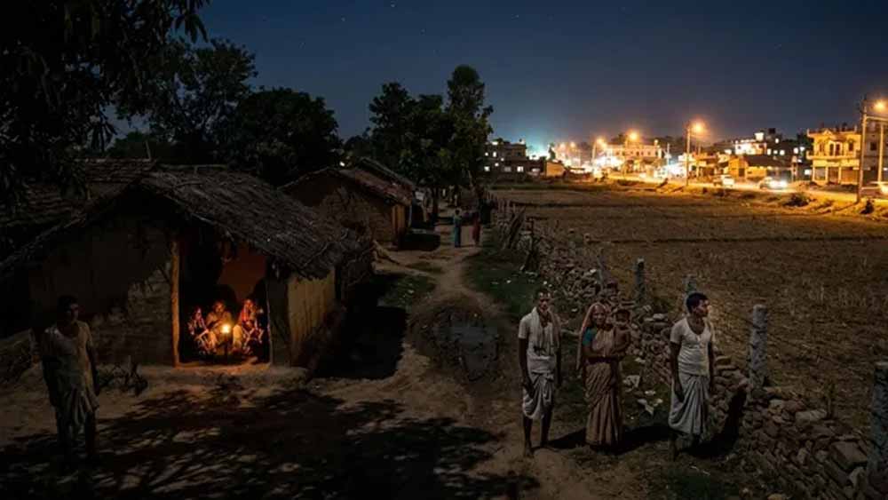 चतरा के सीमावर्ती गांवों में बिजली संकट गहराया, दिनभर में सिर्फ 2-3 घंटे सप्लाई चतरा के सीमावर्ती गांवों में बिजली संकट गहराया, दिनभर में सिर्फ 2-3 घंटे सप्लाई