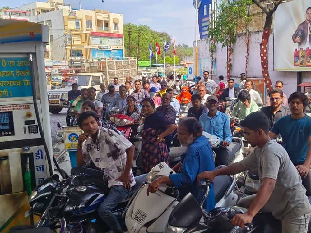 रांची में पेट्रोल 100 के पार, अफवाहों से पंपों पर लंबी कतारें रांची में पेट्रोल 100 के पार, अफवाहों से पंपों पर लंबी कतारें