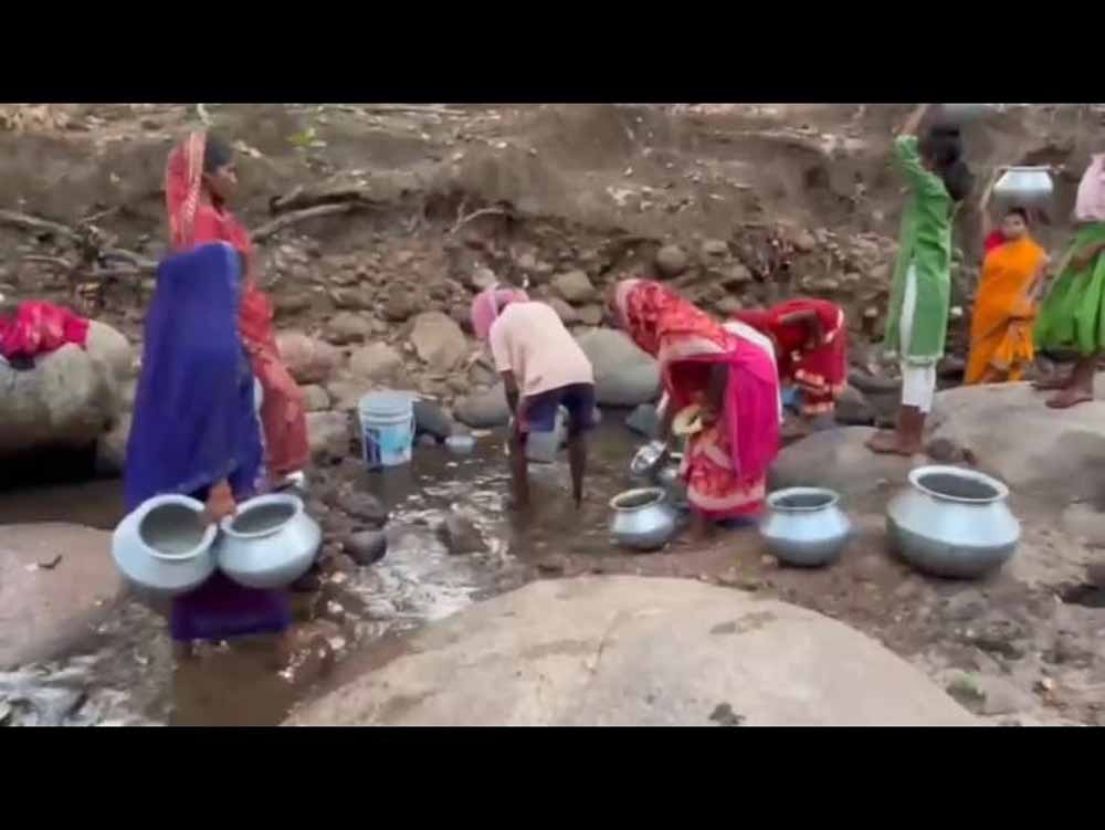 लातेहार के नैना गांव में पेयजल संकट गहराया, धंस गया एकमात्र सरकारी कुआं लातेहार के नैना गांव में पेयजल संकट गहराया, धंस गया एकमात्र सरकारी कुआं