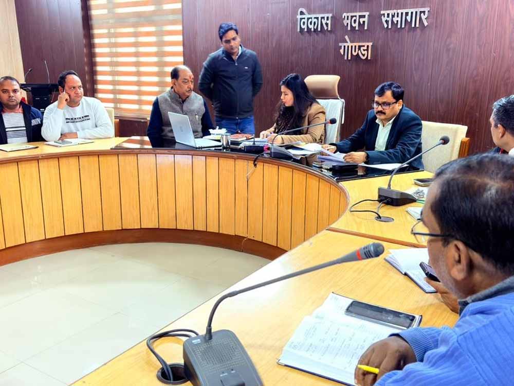 गोंडा में लापरवाह पंचायत सचिवों पर गिरेगी गाज, मई का वेतन रोकने की चेतावनी