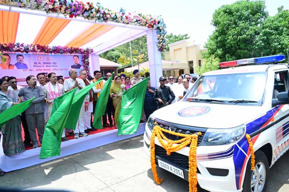 सुरक्षित छत्तीसगढ़ की ओर कदमः ‘नेक्स्ट जेन सीजी डायल-112’ के आधुनिक वाहनों को हरी झंडी सुरक्षित छत्तीसगढ़ की ओर कदमः ‘नेक्स्ट जेन सीजी डायल-112’ के आधुनिक वाहनों को हरी झंडी