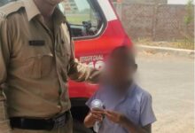 उज्जैन के डायल-112 हीरोज घर की राह भटके मानसिक रूप से अस्वस्थ बालक को सुरक्षित संरक्षण में लेकर थाने पहुँचाया