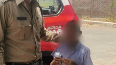 उज्जैन के डायल-112 हीरोज घर की राह भटके मानसिक रूप से अस्वस्थ बालक को सुरक्षित संरक्षण में लेकर थाने पहुँचाया उज्जैन के डायल-112 हीरोज घर की राह भटके मानसिक रूप से अस्वस्थ बालक को सुरक्षित संरक्षण में लेकर थाने पहुँचाया