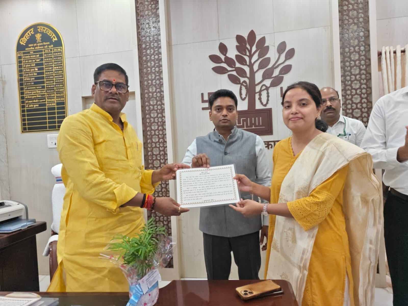 बिहार में 8 नए खनिज विकास पदाधिकारियों ने संभाला कार्यभार, मंत्री ने दी शुभकामनाएं बिहार में 8 नए खनिज विकास पदाधिकारियों ने संभाला कार्यभार, मंत्री ने दी शुभकामनाएं