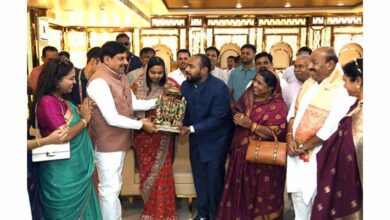 मुख्यमंत्री डॉ. यादव ने केंद्रीय मंत्री डॉ. वीरेंद्र कुमार के पुत्र- पुत्रवधू को दिया सुखद दाम्पत्य जीवन का आशीर्वाद मुख्यमंत्री डॉ. यादव ने केंद्रीय मंत्री डॉ. वीरेंद्र कुमार के पुत्र- पुत्रवधू को दिया सुखद दाम्पत्य जीवन का आशीर्वाद