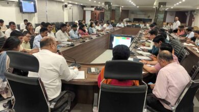 Meerut में IGRS शिकायतों पर लापरवाही: 9 अफसरों की वेतन कटौती, 155 को नोटिस