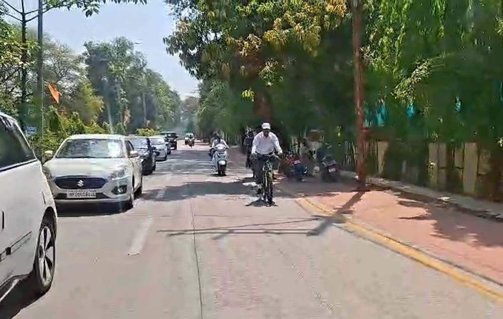 सरकारी गाड़ी छोड़ साइकिल से कोर्ट पहुंचे हाईकोर्ट जज, सादगी ने जीता लोगों का दिल सरकारी गाड़ी छोड़ साइकिल से कोर्ट पहुंचे हाईकोर्ट जज, सादगी ने जीता लोगों का दिल