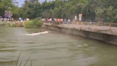 कानपुर में बड़ा हादसा: यात्रियों से भरी बस नहर में गिरी, कई घायल कानपुर में बड़ा हादसा: यात्रियों से भरी बस नहर में गिरी, कई घायल