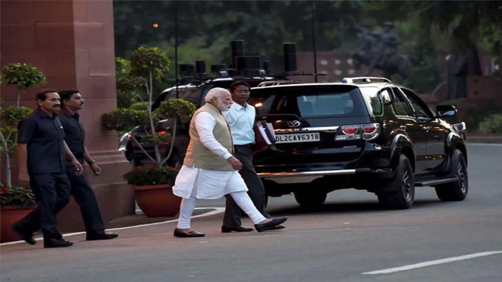 PM मोदी की सादगी की मिसाल: आधा किया अपना काफिला, SPG को दिए खास निर्देश