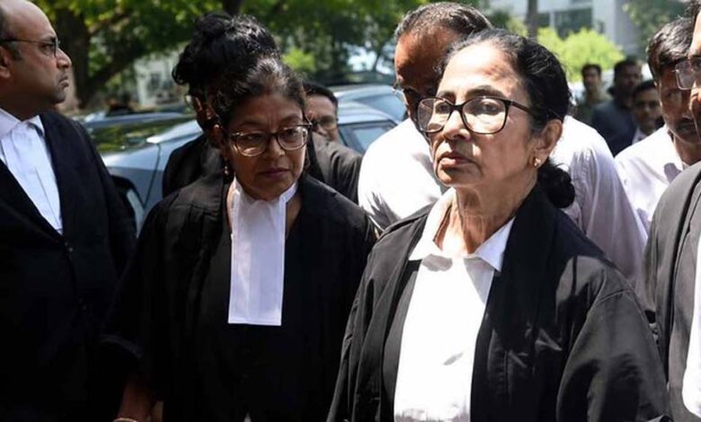 वकील के रूप में HC पहुंचीं ममता, शुभेंदु अधिकारी का तंज- फालतू काम में वक्त नहीं गंवाऊंगा वकील के रूप में HC पहुंचीं ममता, शुभेंदु अधिकारी का तंज- फालतू काम में वक्त नहीं गंवाऊंगा