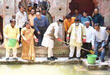 मंत्री विश्वास सारंग ने द्वारका नगर में बावड़ी की सफाई हेतु किया श्रमदान