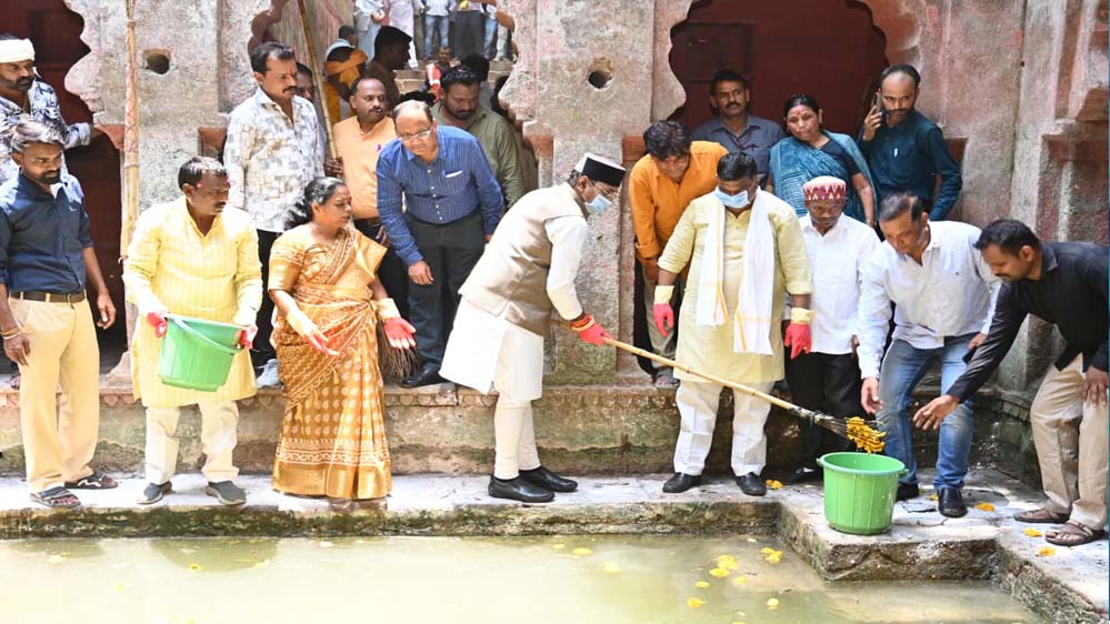 मंत्री विश्वास सारंग ने द्वारका नगर में बावड़ी की सफाई हेतु किया श्रमदान मंत्री विश्वास सारंग ने द्वारका नगर में बावड़ी की सफाई हेतु किया श्रमदान