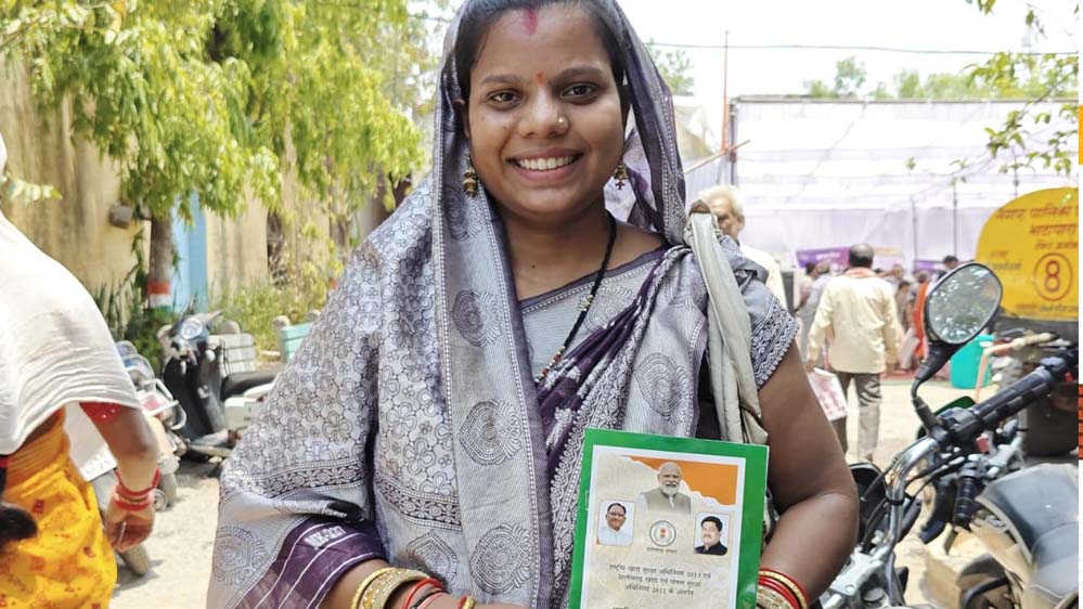 सफलता की कहानी-सुनीता जायसवाल को मौके पर मिला राशन कार्ड, चेहरे पर लौटी मुस्कान सफलता की कहानी-सुनीता जायसवाल को मौके पर मिला राशन कार्ड, चेहरे पर लौटी मुस्कान