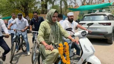 खंडवा में विधायक कंचन तनवे की साइकिल यात्रा चर्चा में, महापौर अमृता यादव ई-कार के साथ हुईं शामिल