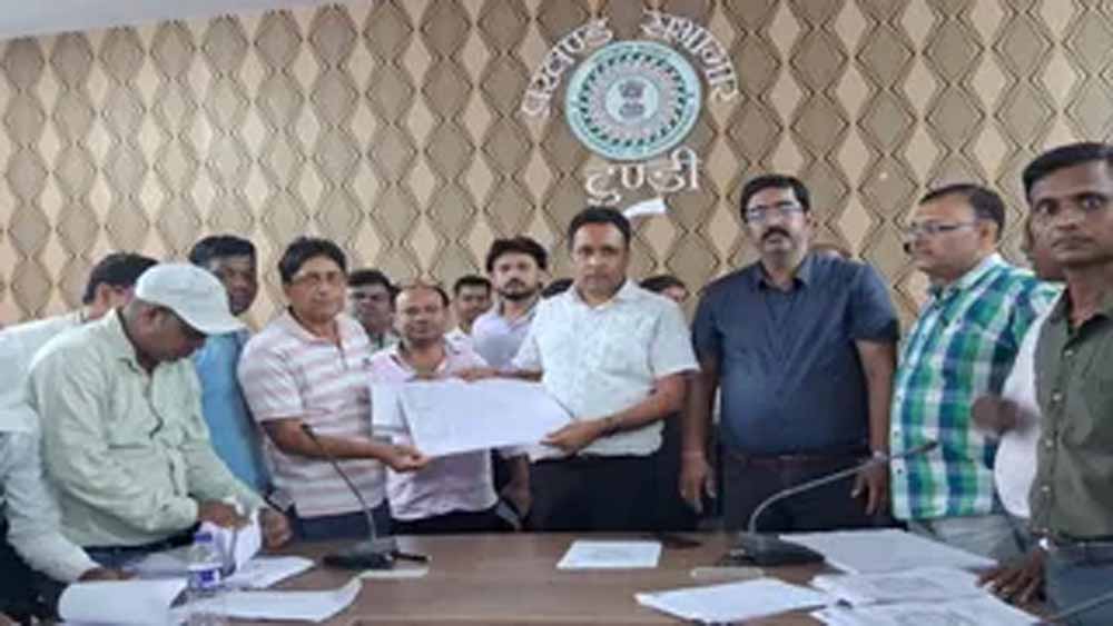 प्रतिबंधित मांस मिलने पर टुंडी में बवाल, पुलिस को करनी पड़ी फायरिंग