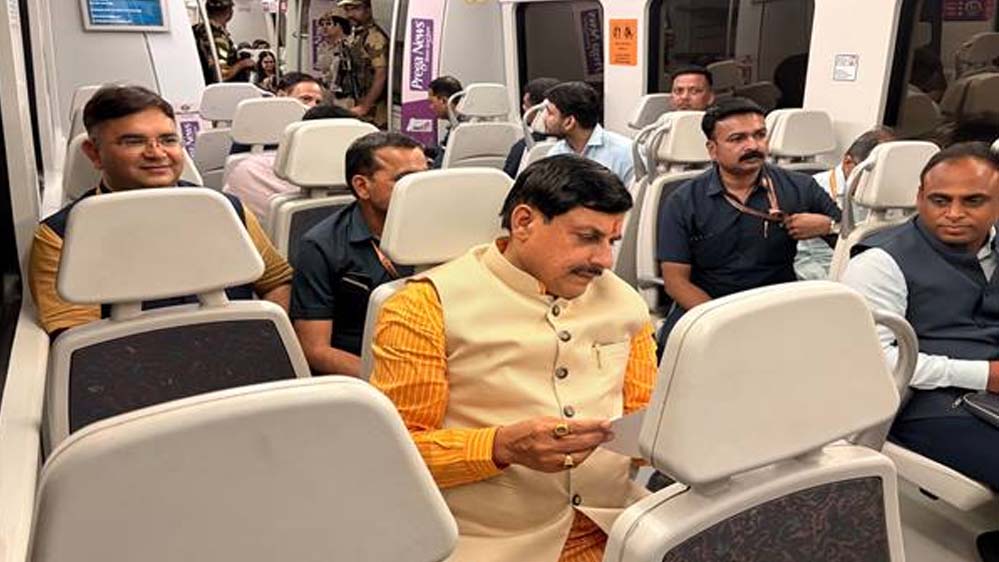 मुख्यमंत्री डॉ. यादव ने दिल्ली मेट्रो में किया सफर मुख्यमंत्री डॉ. यादव ने दिल्ली मेट्रो में किया सफर