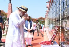 केंद्रीय गृहमंत्री अमित शाह ने अमर वाटिका में शहीदों को दी श्रद्धांजलि, परिजनों से की आत्मीय मुलाकात