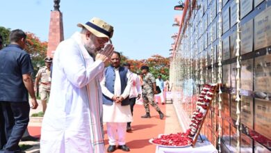 केंद्रीय गृहमंत्री अमित शाह ने अमर वाटिका में शहीदों को दी श्रद्धांजलि, परिजनों से की आत्मीय मुलाकात केंद्रीय गृहमंत्री अमित शाह ने अमर वाटिका में शहीदों को दी श्रद्धांजलि, परिजनों से की आत्मीय मुलाकात