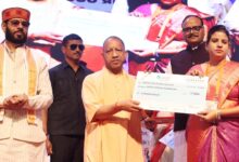मुख्यमंत्री योगी आदित्यनाथ के हाथों चेक पाकर भावुक हुए अनुदेशक, कहा- सरकार ने दिया सम्मान