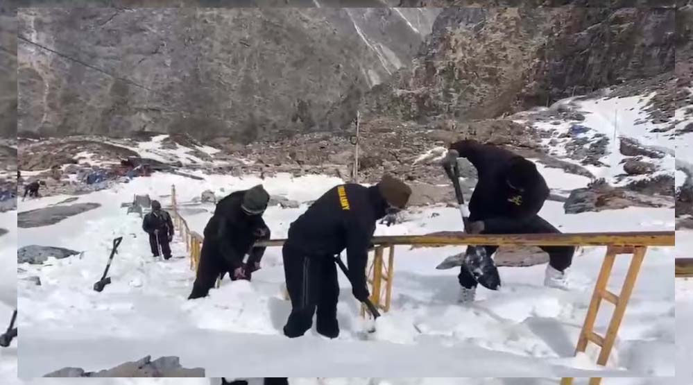 हेमकुंड साहिब में बिछी सफेद चादर, बर्फ काटकर रास्ता बनाने में जुटी सेना