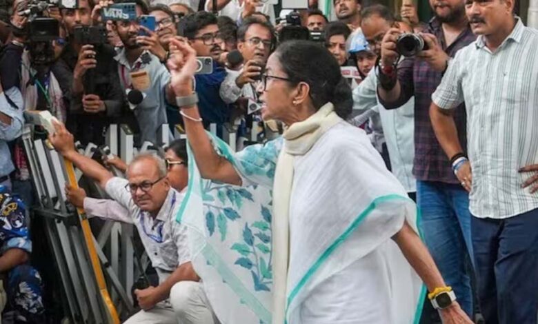 3 घंटे तक ममता की मौजूदगी, कार्यकर्ताओं का पहरा: टीएमसी के आरोप और EC का जवाब एक साथ