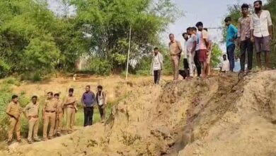 मिट्टी का कहर: 8 महिलाओं पर ढहा टीला, मां-बेटी समेत 3 की दर्दनाक मौत