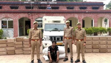 बिहार सीमा पर पुलिस की बड़ी कार्रवाई, 5.14 लाख की अवैध अंग्रेजी शराब जब्त; तस्कर गिरफ्तार