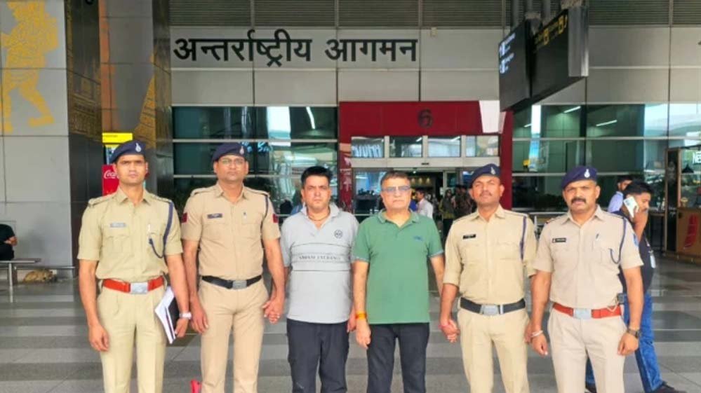 चीन से लौटते ही गिरफ्तार हुआ देवास पटाखा फैक्ट्री ब्लास्ट का मास्टरमाइंड, 6 लोगों की गई थी जान चीन से लौटते ही गिरफ्तार हुआ देवास पटाखा फैक्ट्री ब्लास्ट का मास्टरमाइंड, 6 लोगों की गई थी जान