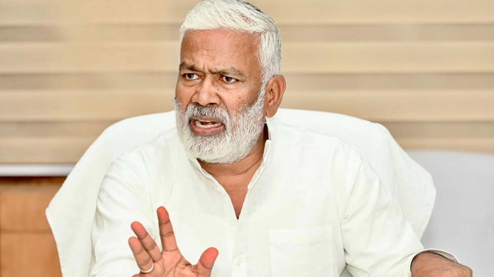 जब-जब भर्तियां निकलती थीं ‘चाचा-भतीजा’ लूटने के लिए झोला लेकर निकल पड़ते थे : स्वतंत्र देव सिंह जब-जब भर्तियां निकलती थीं ‘चाचा-भतीजा’ लूटने के लिए झोला लेकर निकल पड़ते थे : स्वतंत्र देव सिंह
