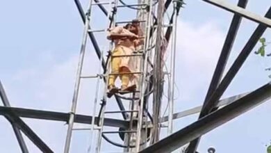 जहानाबाद में ‘मोहब्बत का टावर ड्रामा’, 120 फीट ऊपर चढ़ी लड़की जहानाबाद में ‘मोहब्बत का टावर ड्रामा’, 120 फीट ऊपर चढ़ी लड़की