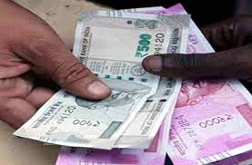 गोरखपुर थाने में रिश्वतखोरी का वीडियो वायरल, पासपोर्ट सत्यापन के नाम पर वसूली का आरोप गोरखपुर थाने में रिश्वतखोरी का वीडियो वायरल, पासपोर्ट सत्यापन के नाम पर वसूली का आरोप