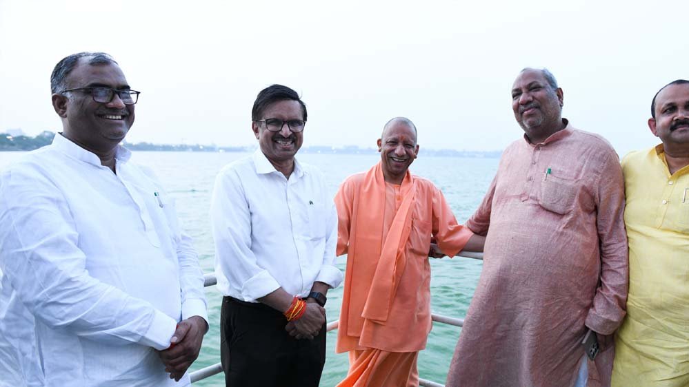 सीएम योगी ने रामगढ़ताल में की क्रूज की सवारी सीएम योगी ने रामगढ़ताल में की क्रूज की सवारी