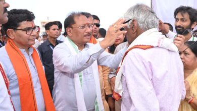 मुख्यमंत्री  विष्णु देव साय ने हितग्राहियों को अपने हाथों से पहनाया नजर का चश्मा