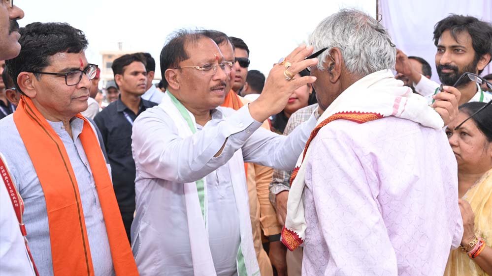 मुख्यमंत्री विष्णु देव साय ने हितग्राहियों को अपने हाथों से पहनाया नजर का चश्मा मुख्यमंत्री विष्णु देव साय ने हितग्राहियों को अपने हाथों से पहनाया नजर का चश्मा