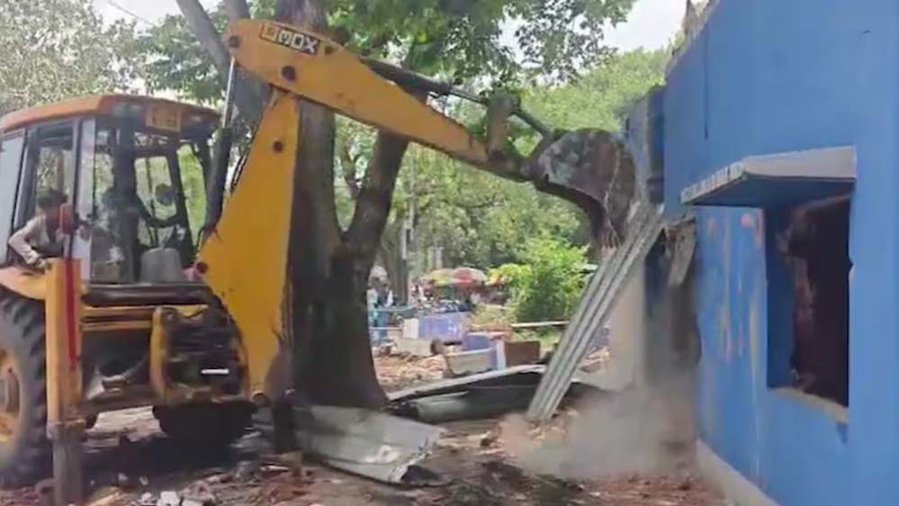 बंगाल में बुलडोजर एक्शन तेज! SAIL की जमीन पर बना TMC नेता का दफ्तर ध्वस्त बंगाल में बुलडोजर एक्शन तेज! SAIL की जमीन पर बना TMC नेता का दफ्तर ध्वस्त