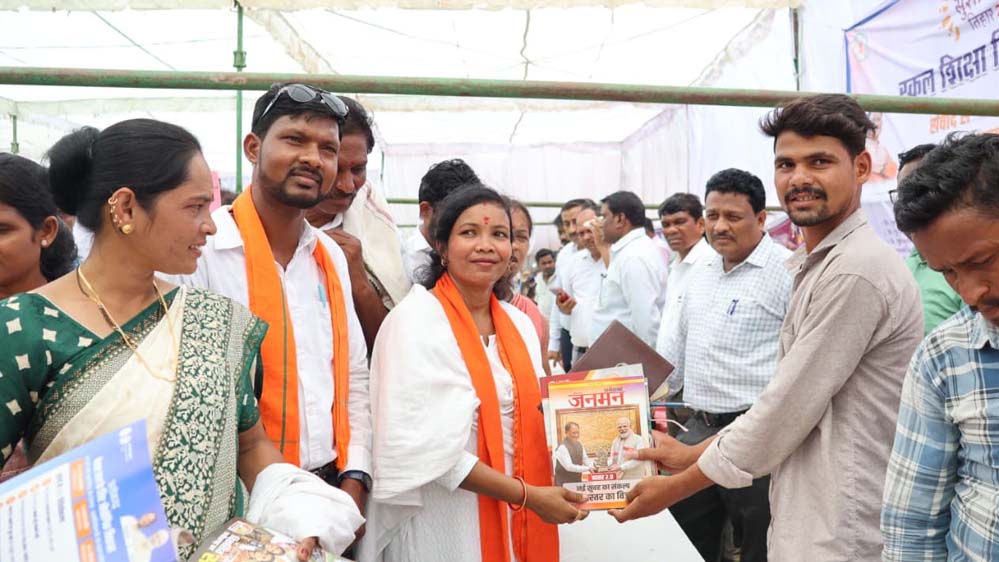 रायपुर : समाधान शिविर कुटरु में उमड़ा जनसैलाब- तपती धूप में भी दिखा शासकीय योजनाओं के प्रति ग्रामीणों का भारी उत्साह रायपुर : समाधान शिविर कुटरु में उमड़ा जनसैलाब- तपती धूप में भी दिखा शासकीय योजनाओं के प्रति ग्रामीणों का भारी उत्साह