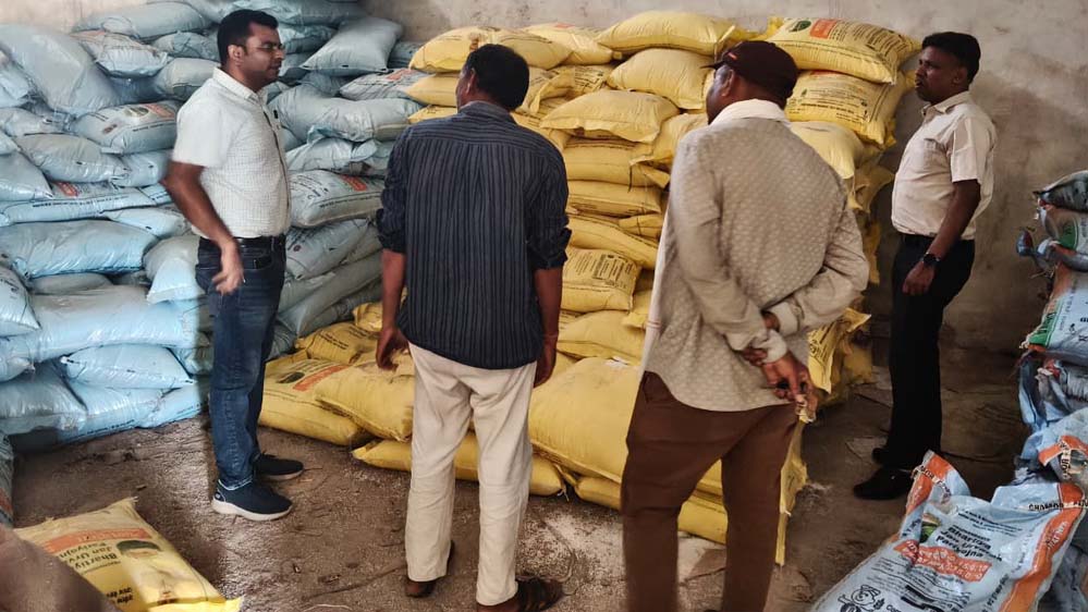 रायपुर : एक खाद दुकान का लाइसेंस निलंबित, कई विक्रेताओं को नोटिस मेसर्स लक्ष्मी ट्रेडर्स भखारा रायपुर : एक खाद दुकान का लाइसेंस निलंबित, कई विक्रेताओं को नोटिस मेसर्स लक्ष्मी ट्रेडर्स भखारा