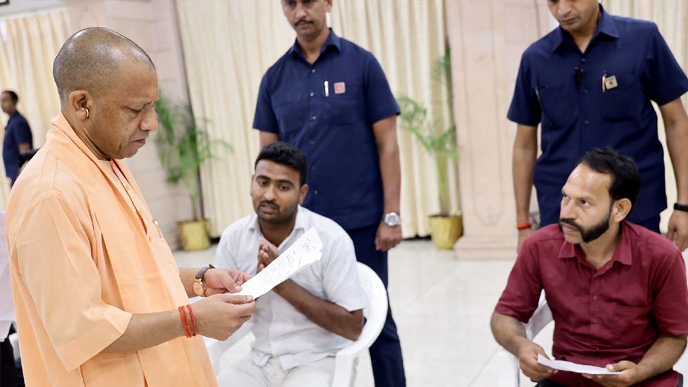 प्रदेशवासियों की सुरक्षा और जनसमस्याओं के लिए सरकार प्रतिबद्ध: मुख्यमंत्री प्रदेशवासियों की सुरक्षा और जनसमस्याओं के लिए सरकार प्रतिबद्ध: मुख्यमंत्री