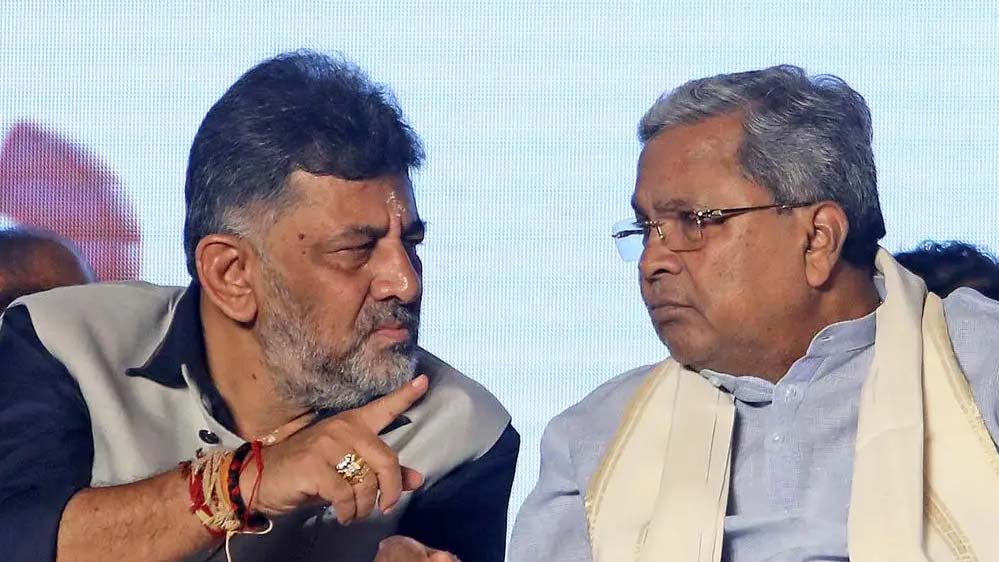 कर्नाटक में फिर तेज हुई सत्ता बदलने की चर्चा, सिद्धारमैया दिल्ली तलब; DK के पोस्टरों ने बढ़ाई हलचल कर्नाटक में फिर तेज हुई सत्ता बदलने की चर्चा, सिद्धारमैया दिल्ली तलब; DK के पोस्टरों ने बढ़ाई हलचल